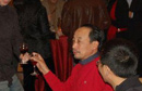孙海英竟跪地逼酒