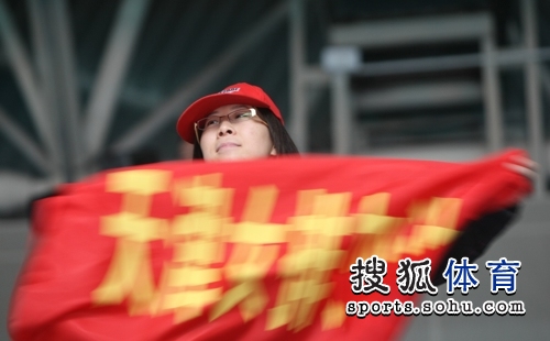 图文：女排联赛总决赛首战 天津球迷拉助威条幅