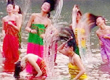 游客拍到傣族女孩真实河中沐浴照